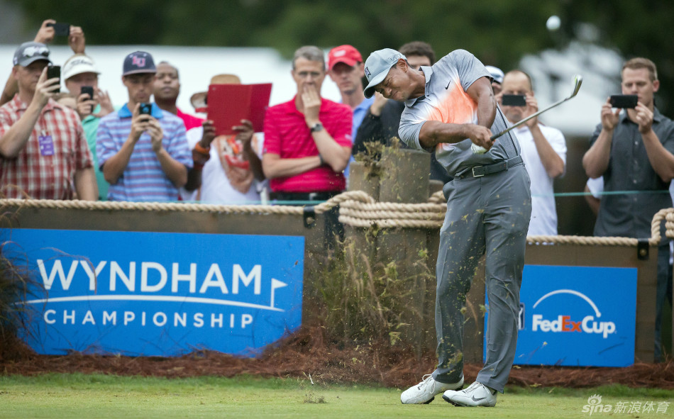 伍兹全力击球刹那，肌肉线条紧绷，球杆与小球碰撞迸发无形能量