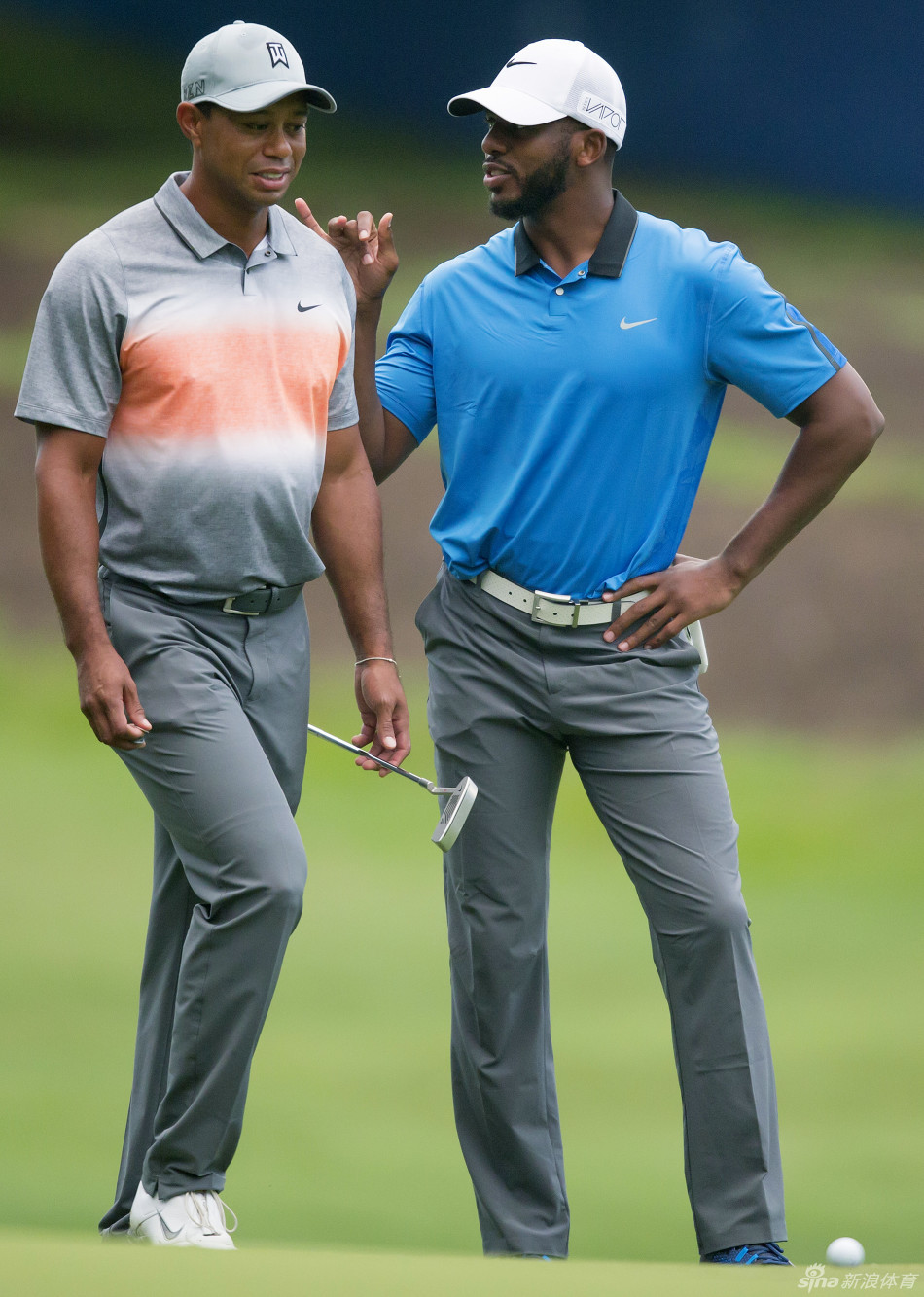 伍兹上挥杆至顶点的瞬间，球杆划破长空，身体扭转充满力量美感