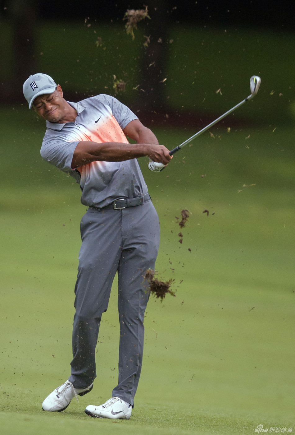 伍兹果岭推杆瞬间，屏息凝神，推杆轨道如同经过精密计算