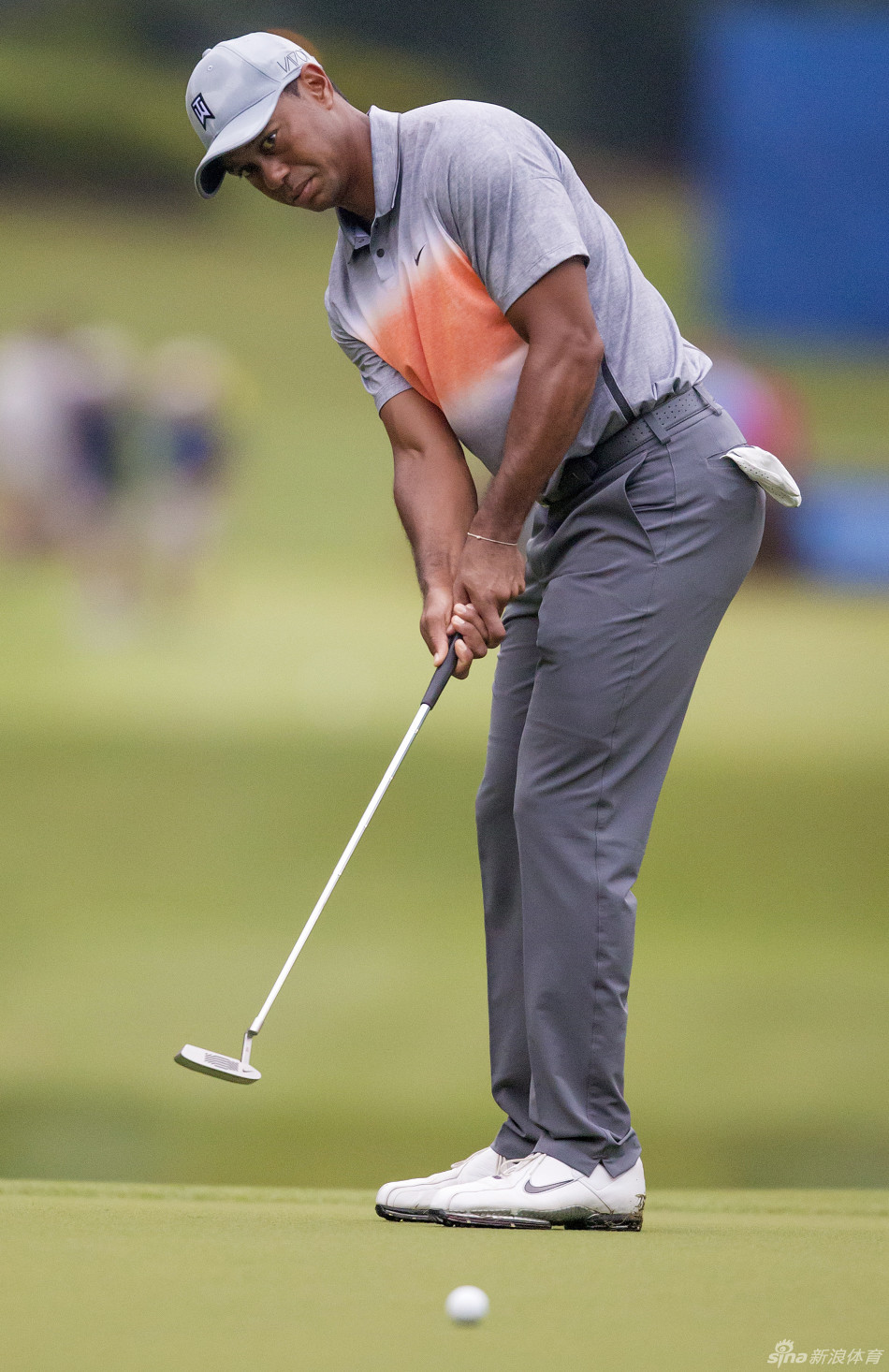 伍兹完成收杆动作，身体平衡完美，目光追随小球飞向远方