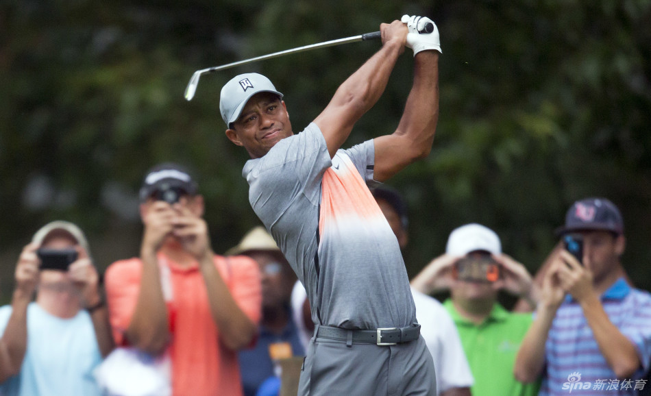 伍兹调整后挥杆特写，展现革新技术与传统底蕴的完美融合