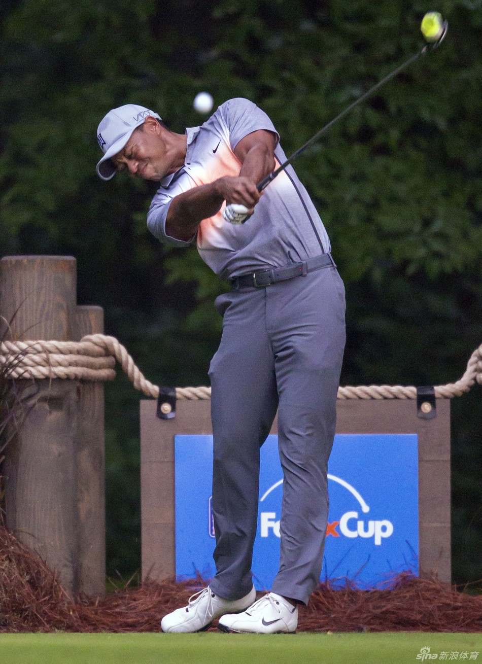 伍兹打出精彩一击后与保罗相视而笑，跨界友谊在绿茵场上绽放