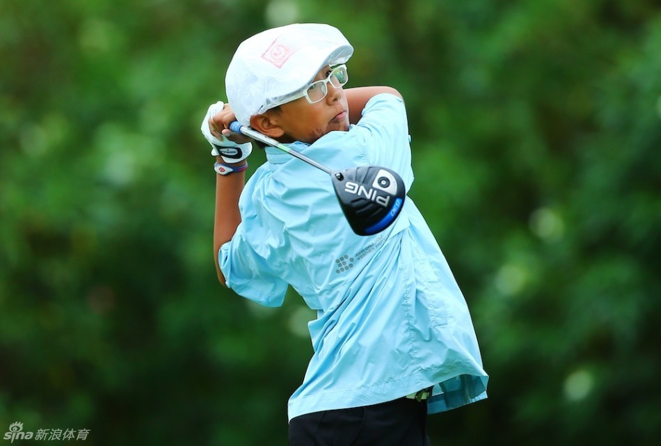 陈沛成俏皮比出胜利手势,青春自信洋溢在雨后清新的空气中