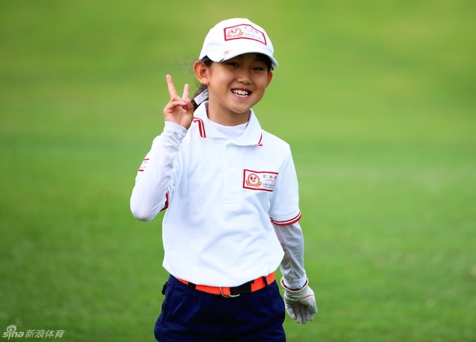 果岭旁惊起群鸟振翅齐飞,宛如为少年们的梦想伴舞