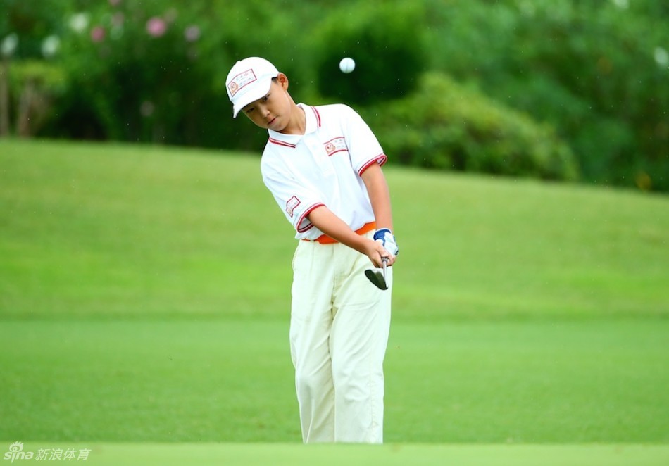 沙坑困境中冷静挥杆,林弋戈击起沙尘如金色云雾