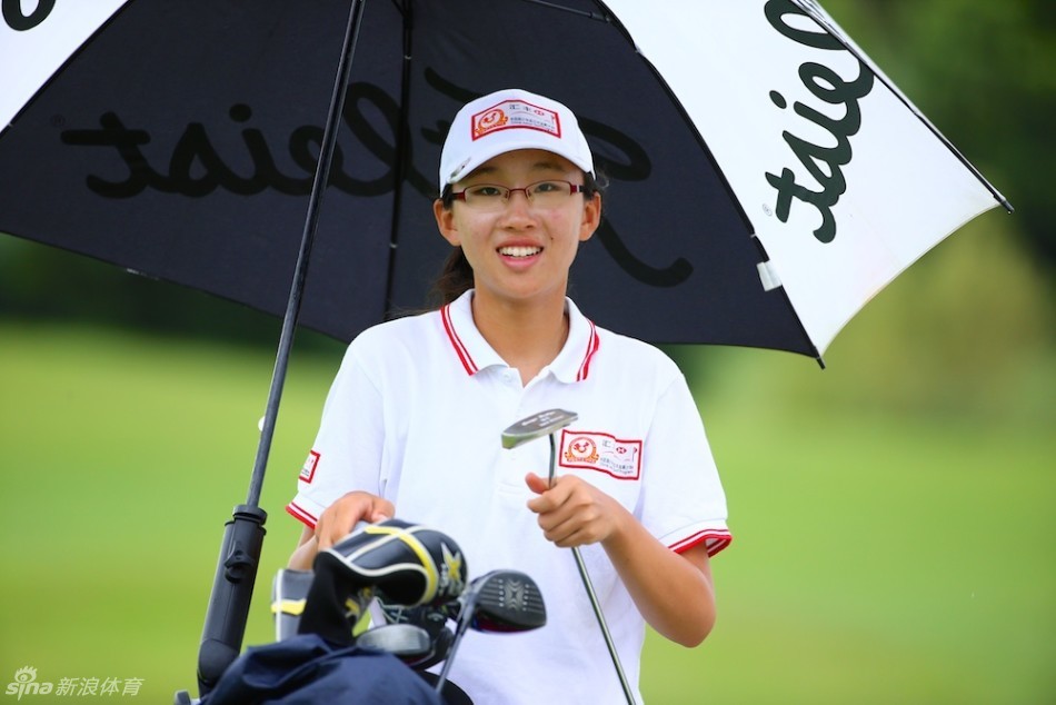 殷若宁开怀大笑,雨后阳光洒在脸上映出耀眼的光芒