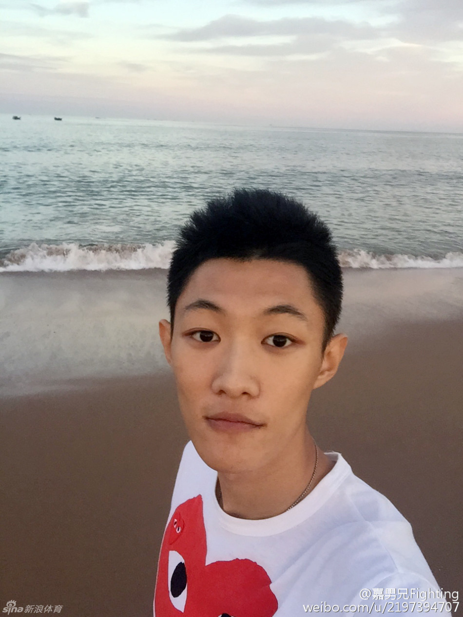 8月25日的鸟巢体育场内,18岁的王嘉男以8米18的成绩赢得了北京田径世锦赛男子跳远铜牌,成为首个在世锦赛该项目中登上领奖台的亚洲人。生活中,王嘉男是一个阳光大男孩,喜欢在微博中晒出各种自拍照。图片来源:王嘉男微博