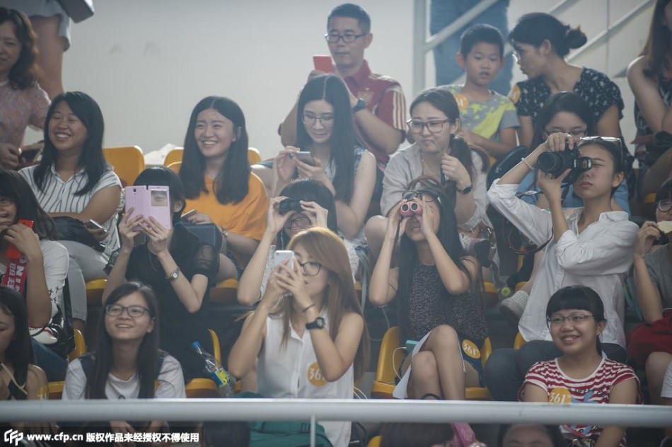 宁泽涛帅气出席活动女粉丝疯狂
