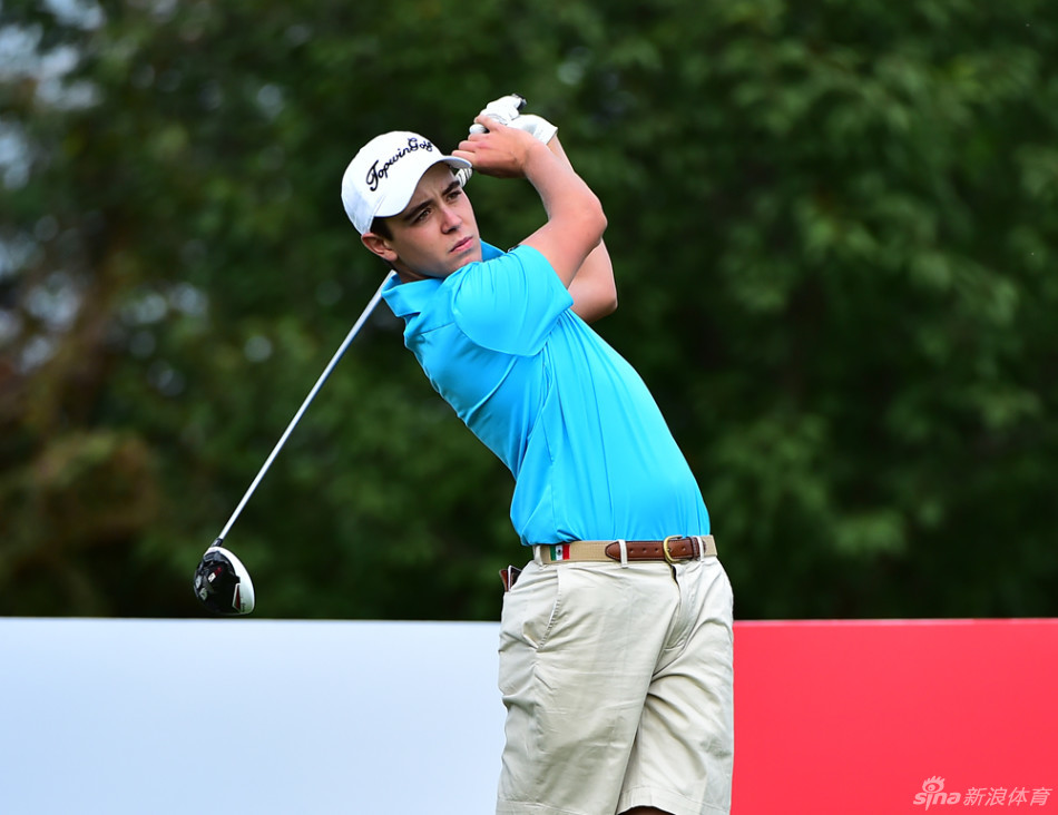 镜头前，说唱巨星Redman露出标志性的搞怪表情，瞬间打破了所有拘谨，引得身旁的同伴忍俊不禁。