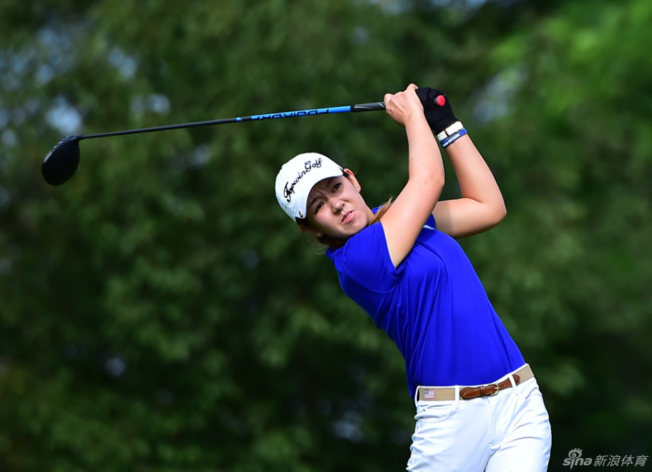 有人开怀大笑，有人点头赞同，瞬间的动态被定格，仿佛能听到照片背景里的喧闹与掌声。