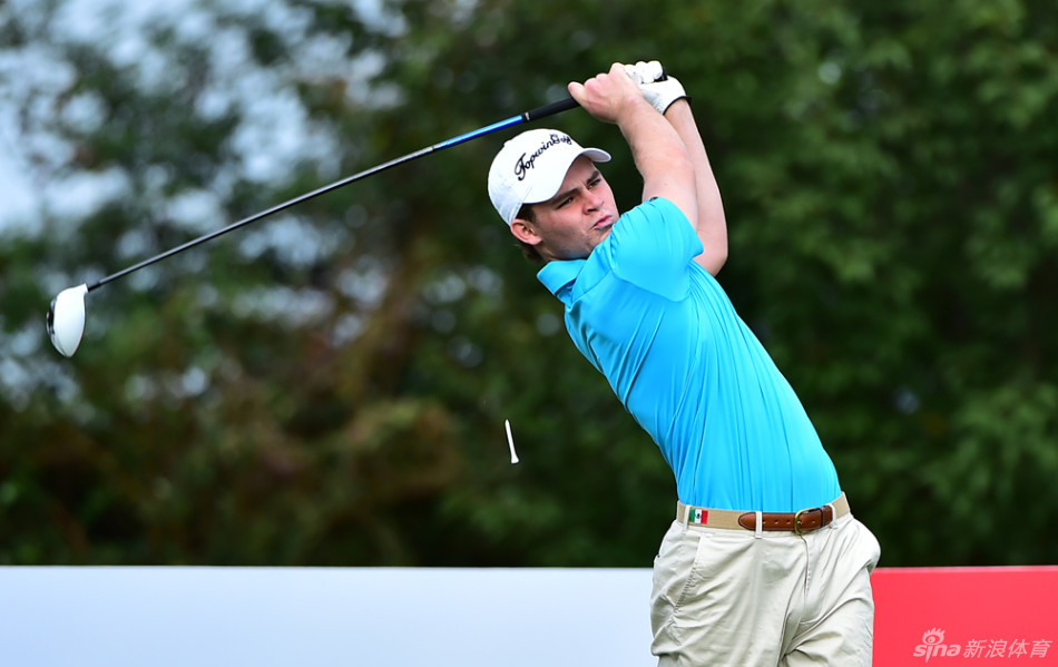 人群簇拥，手臂搭在彼此肩上，一种紧密无间的团队凝聚力在画面中油然而生。