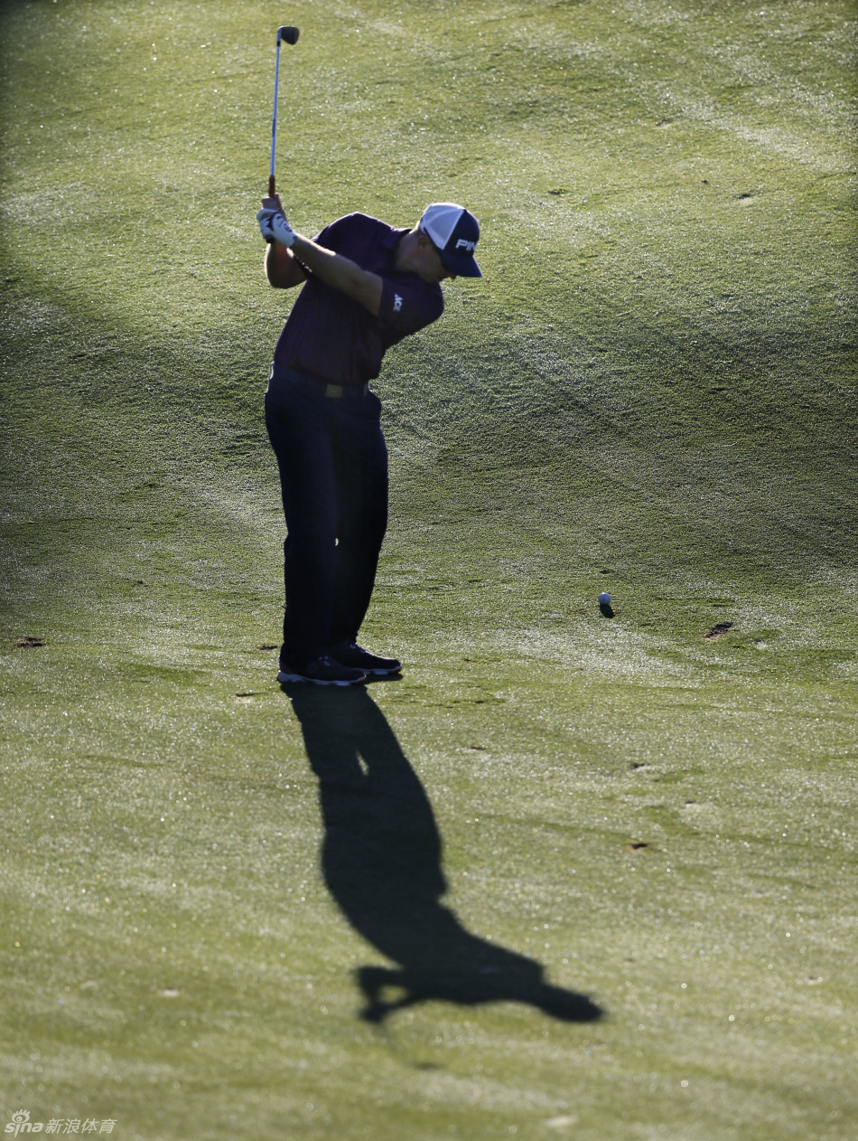 维勒加斯从长草中奋力一击救球，身体充分扭转，展现将球从困境中解脱的强大爆发力。