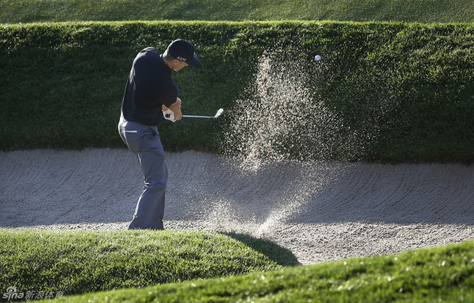 米克尔森在果岭旁冷静观察，正准备用挖起杆发起一次精准的进攻，策略与冷静写在他的脸上。