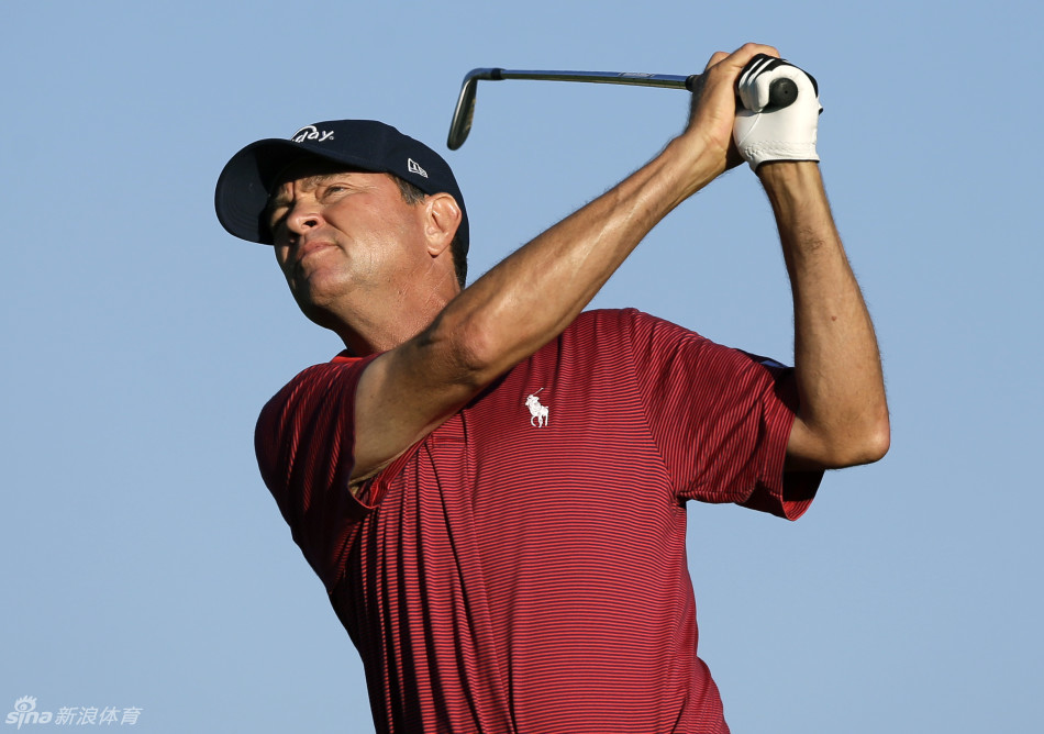 林默斯在沙坑中优雅挥杆，沙砾如金色烟花般炸裂，小球顺从地飞向果岭旗杆。