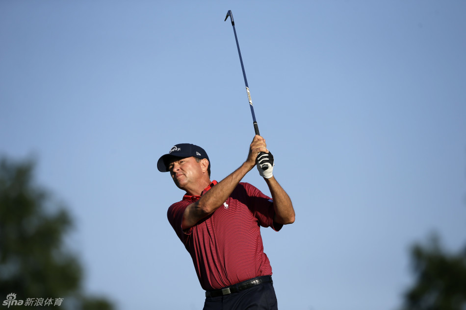 拉夫三世在球道上稳定击球，身影与远处的绿茵融为一体，展现经典挥杆的永恒魅力。