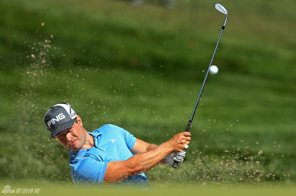 维勒加斯在果岭边凝神准备推杆，他的专注与果岭的起伏曲线构成了紧张而宁静的决胜时刻。