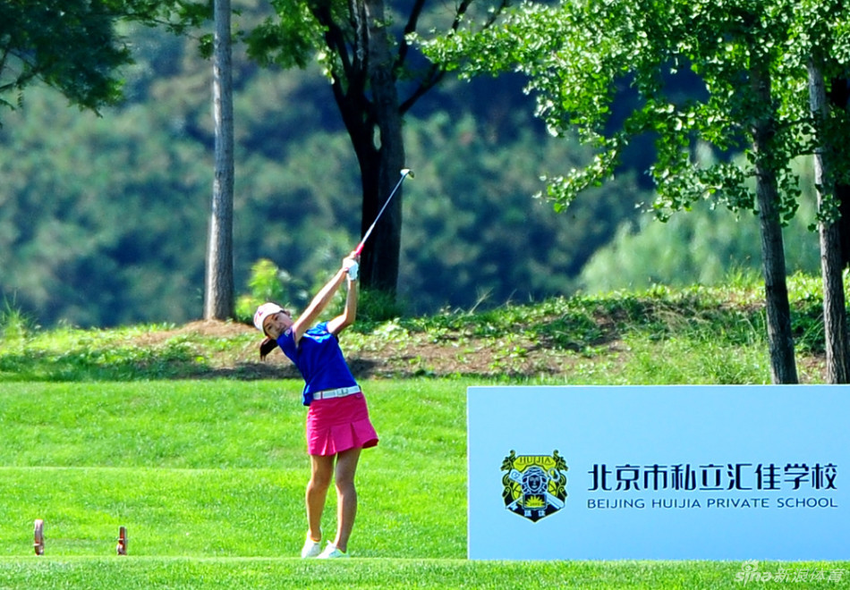 白衣少年凝神聚力,优雅挥杆划破天际,小白球精准飞向果岭远方