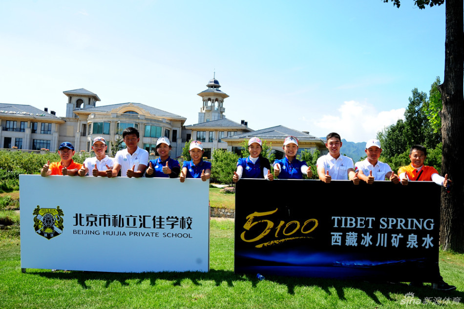 中国高尔夫球队全体成员并肩而立,手持国旗展露自信笑容,展现团队荣耀时刻