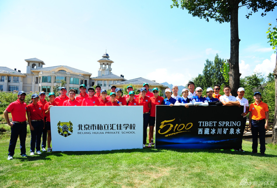 队员认真观察比赛走势,在绿荫下聚焦赛场,神情专注若有所思