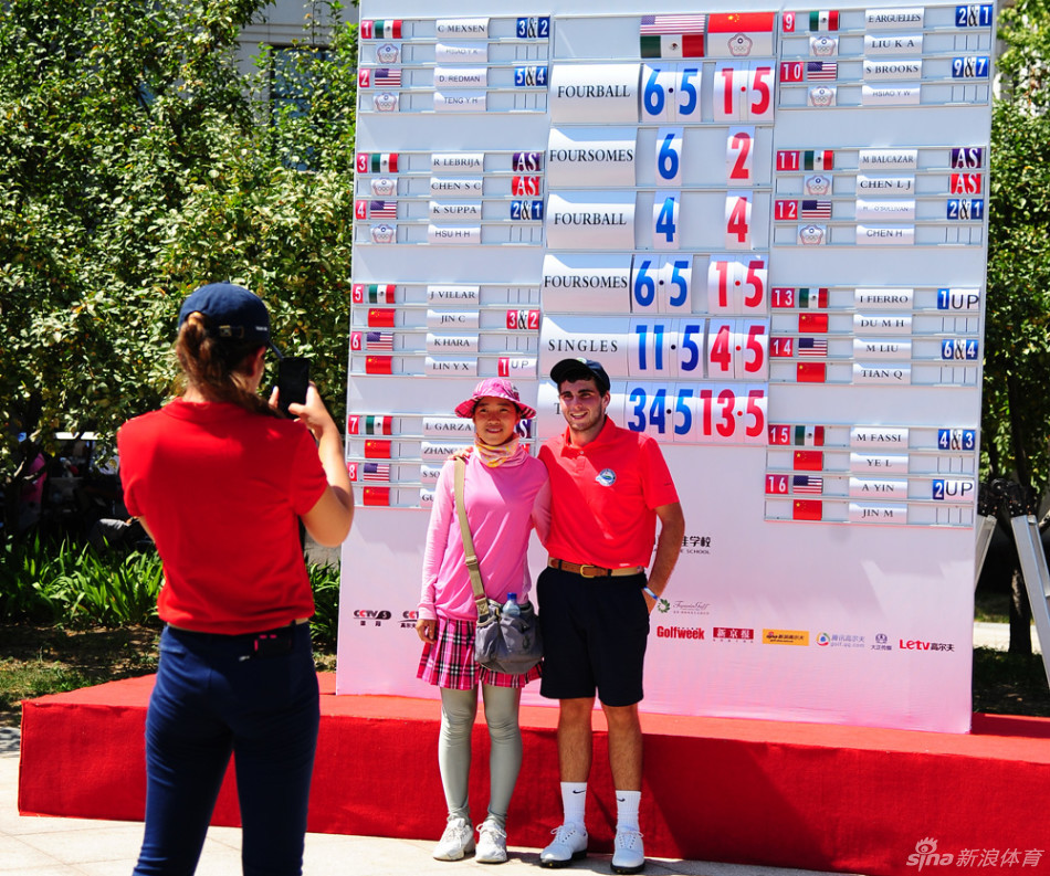 许閎轩与同组球员面带微笑并肩合影,背后是美丽的高尔夫球场风光