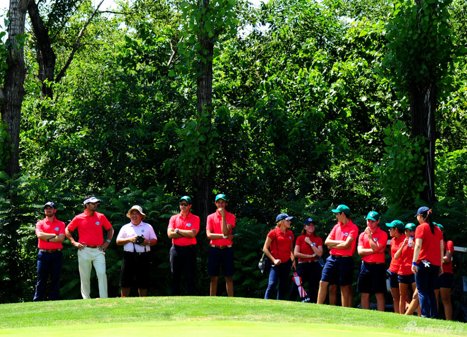 金诚在发球台沉稳开球,身体扭转形成完美发力曲线,背景是开阔的球场与蓝天