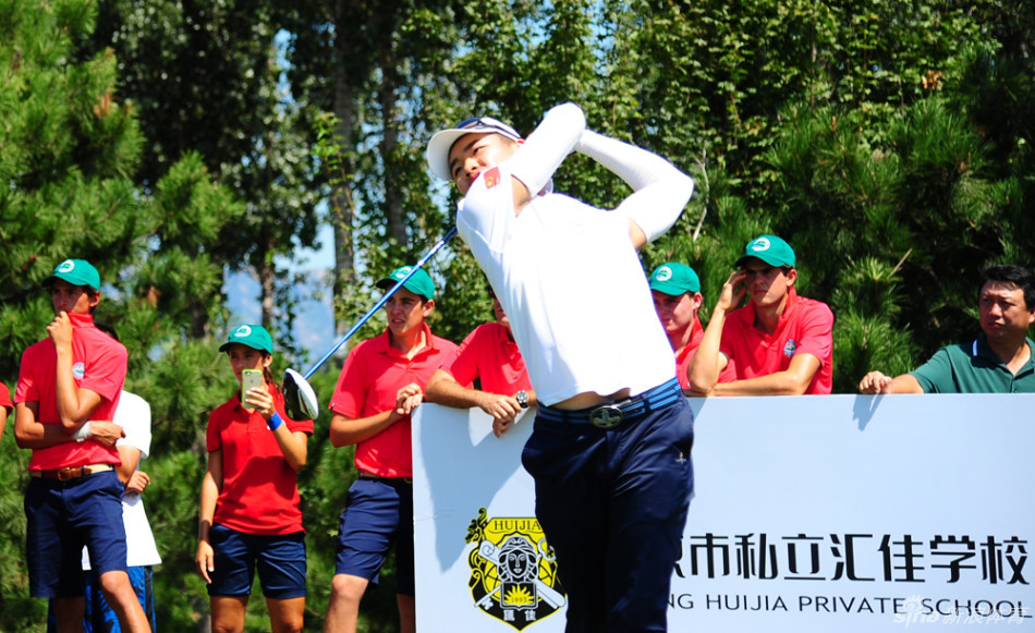 年轻球员与资深球童在果岭旁微笑合影,共享比赛中的默契与拼搏时光