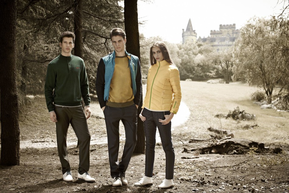 暮色辉光中，一位高尔夫球手优雅挥杆，本间经典酒红色毛呢外套在秋日余晖下泛着温暖光泽