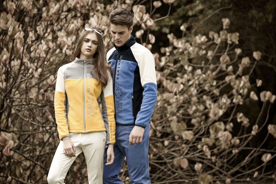 黄昏时分球包与服饰的静物构图，皮革球包泛着温润光泽，叠放的各色针织衫仿佛在诉说一天球叙的温暖回忆