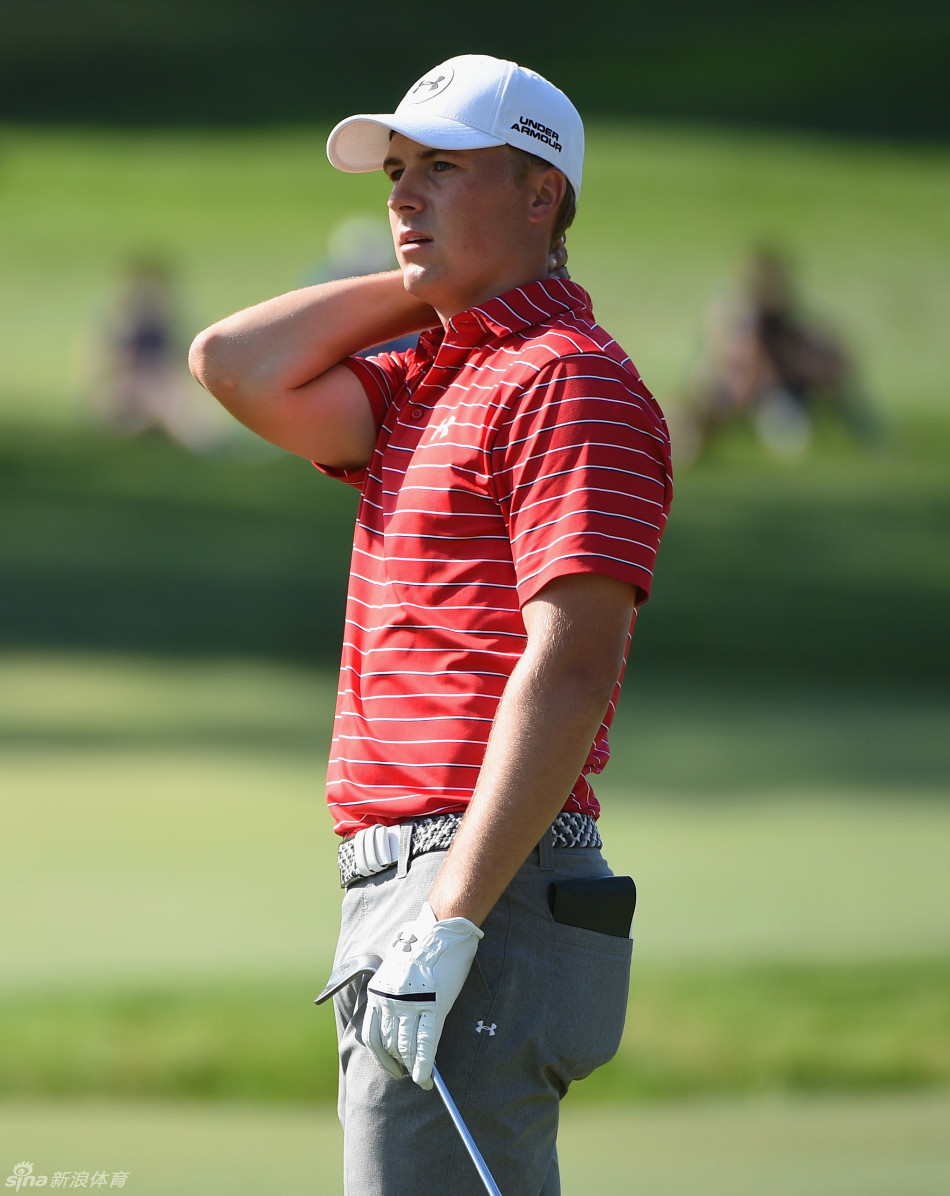 一记开球失误后，斯皮思脸上掠过一丝难以置信的错愕与懊恼，完美挥杆的预期与残酷的现实形成了强烈反差。