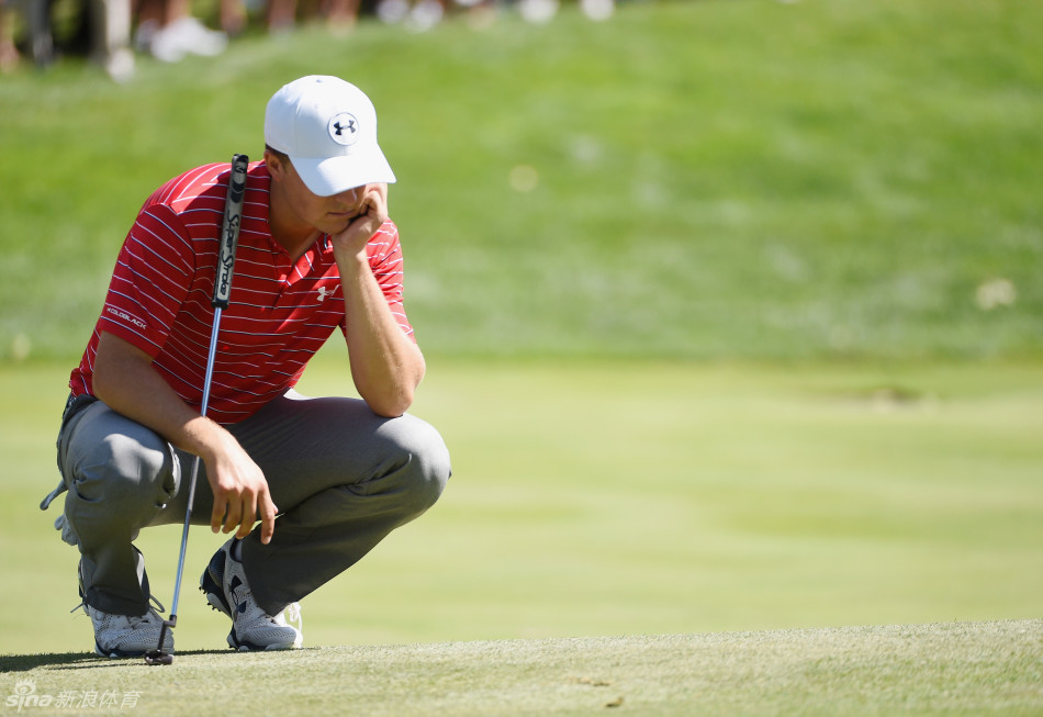 阳光下的斯皮思侧身挥杆，动作流畅而充满力量，但此刻这一击的结局却已注定无法挽回赛场的颓势。