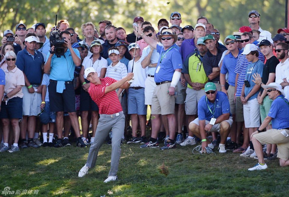 斯皮思与球童迈克尔·格勒拉在球道上紧急商议，两人靠得很近，神色严肃，正试图从困境中寻找到最佳脱身方案。