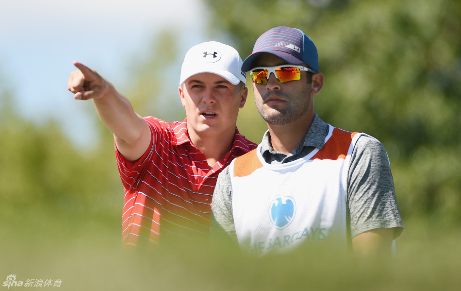果岭旁，斯皮思微微低头，神情落寞地望着地面，失败的重量仿佛让他年轻的身影显得有些孤独。