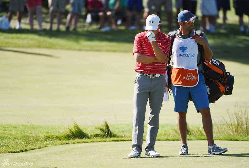 比赛结束后，斯皮思背着球包离场的背影略显沉重，但脚步依然向前，预示着离开是为了下一次更强的归来。