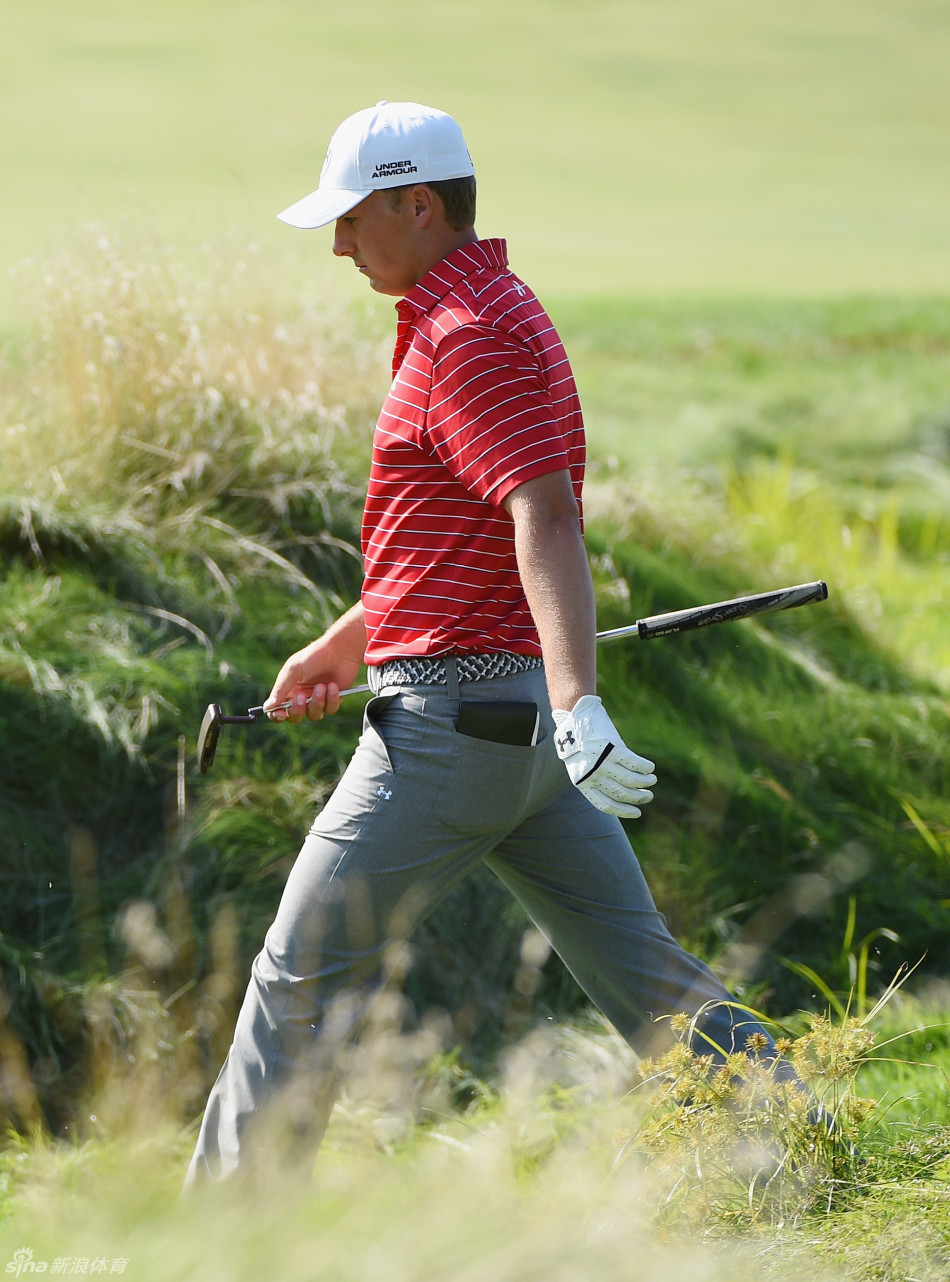 斯皮思站在发球台上，眉头紧锁，目光凝重地审视着前方充满挑战的球道，仿佛在思考一个至关重要的抉择。