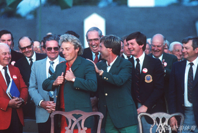 麦克罗伊在球道上专注凝视，阳光洒在他坚毅的侧脸，仿佛在思考如何征服接下来的挑战。