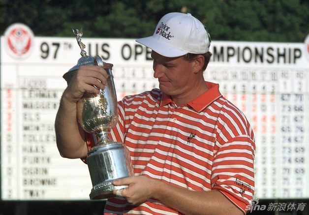 麦克罗伊在沙坑中救球，沙粒飞溅的瞬间展现了他精湛的短杆技术和临危不乱的心理素质。