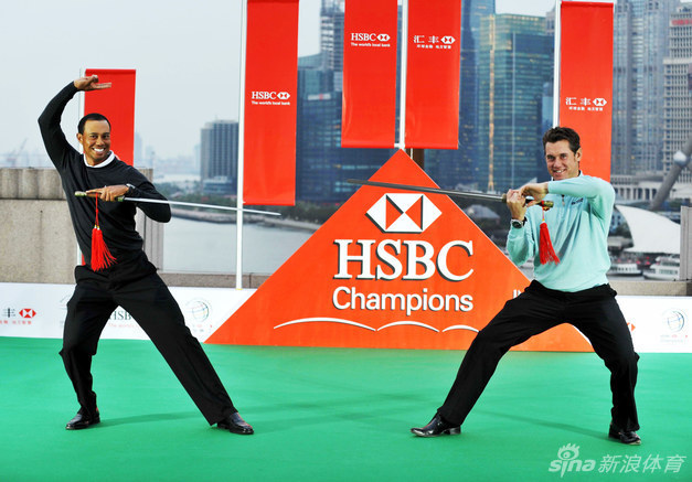 麦克罗伊在果岭上轻柔推杆，背景是广阔的球场和观众，这一刻的宁静凝聚了万千期待。