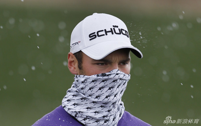 麦克罗伊向热情的支持者挥手致意，眼中闪烁着对球迷感激的光芒，冠军与观众的情感在此刻紧密相连。