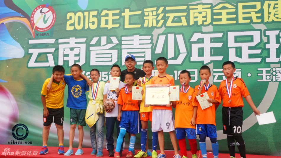 来自全省各地的九十支少年球队齐聚玉溪，在蓝天白云下合影留念，五彩斑斓的球衣与张张稚嫩却坚毅的脸庞，构成了七彩云南最美的夏日风景。