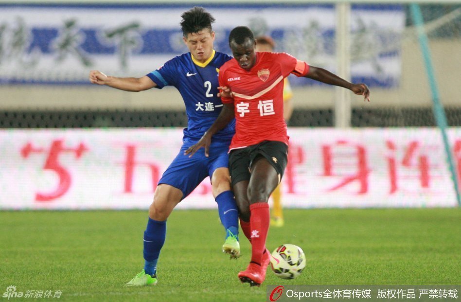 斯蒂夫在混战中跃起头槌破门，皮如流星般坠入网窝，门将望球兴叹，全场瞬间沸腾。