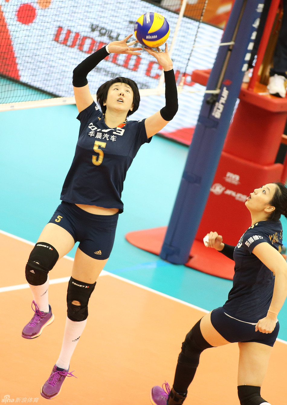图片 综合体育图片  女排得分庆祝 朱婷吊球 沈静思背传 双人拦网