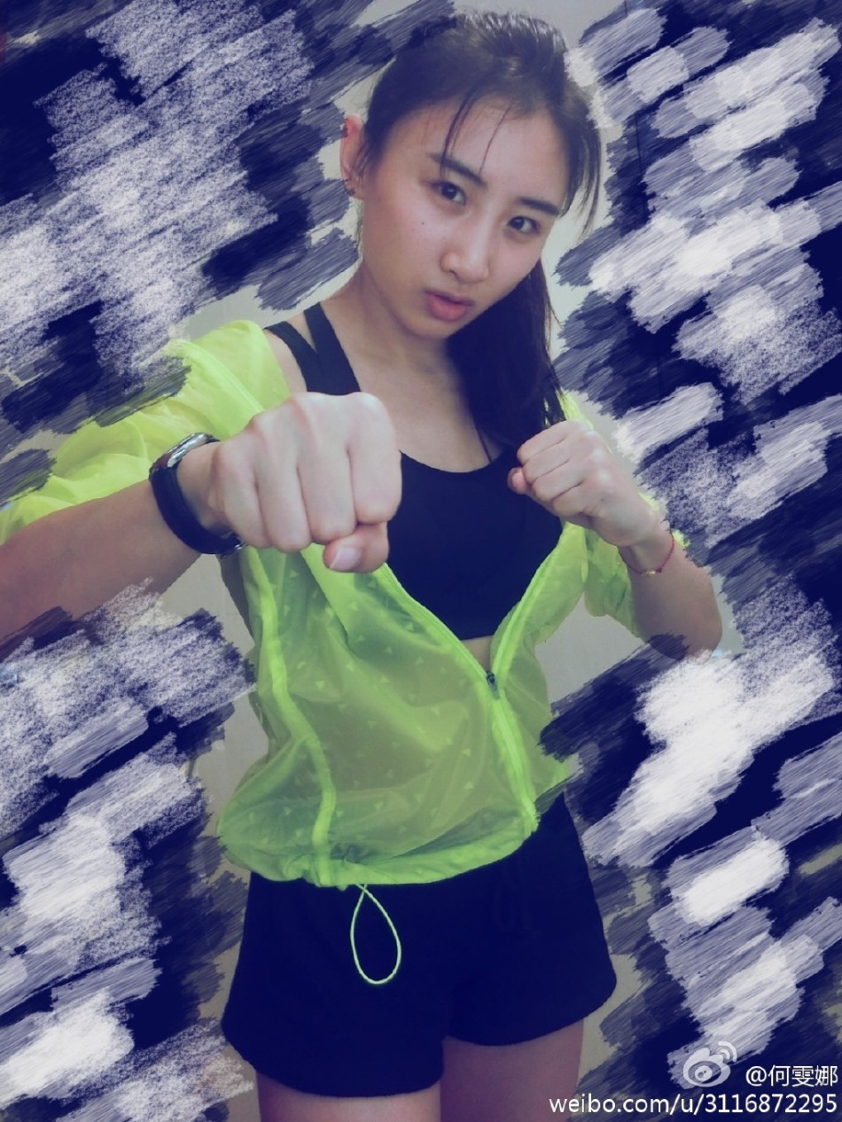 蹦床女神何雯娜酷爱健身