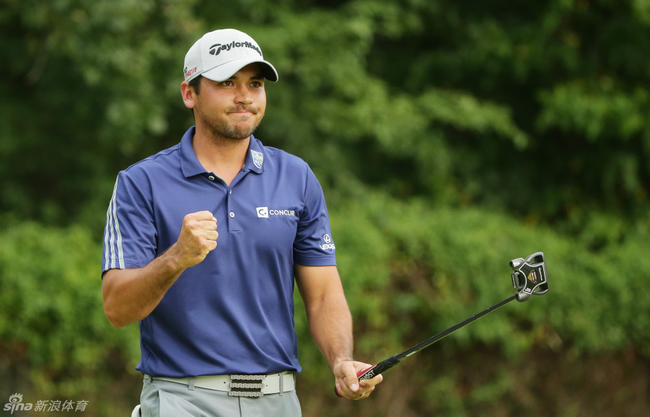 詹森·戴伊激动地亲吻沃纳梅克奖杯，泪水与奖杯的金属光芒交织在一起