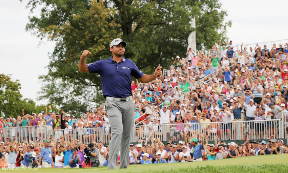 戴伊在球迷的欢呼声中，优雅地脱下帽子，向四周的观众挥手致意