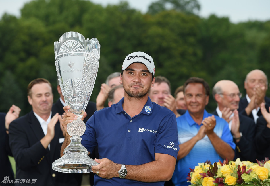 戴伊与球童科林·斯瓦顿在果岭边深情拥抱，两人紧闭双眼，共享这来之不易的胜利时刻