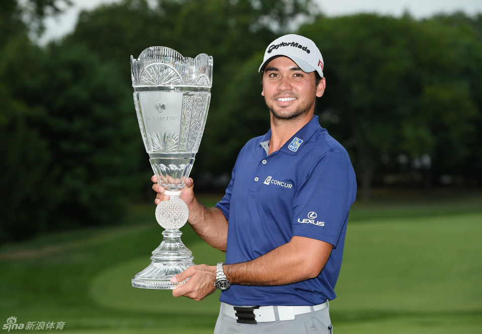 詹森·戴伊高高举起巨大的沃纳梅克奖杯，阳光洒在他身上，全场观众为他欢呼