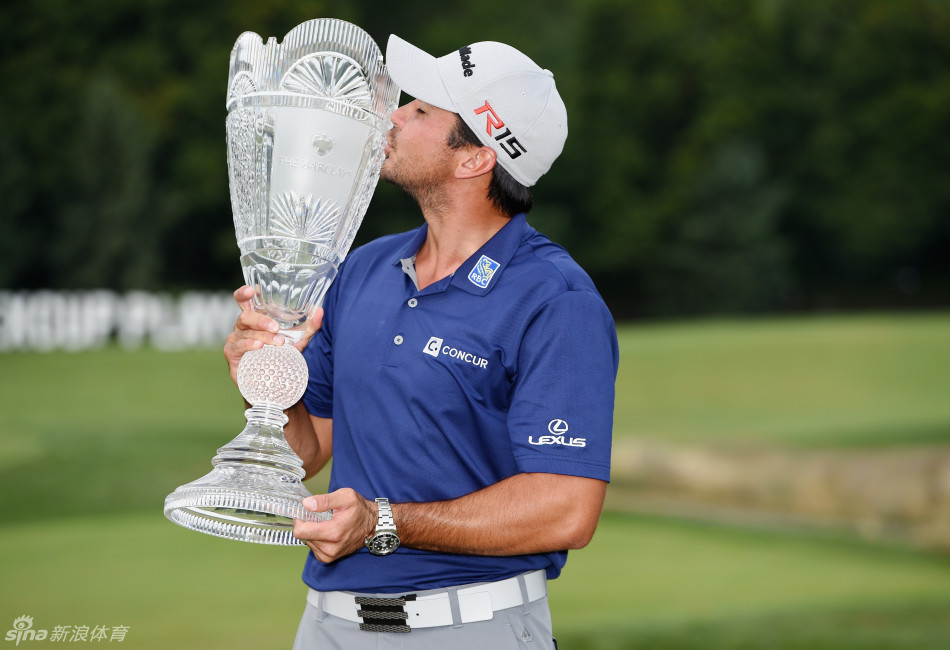 戴伊夺冠后紧握拳头，向着天空奋力挥出一记充满释放感的胜利冲拳