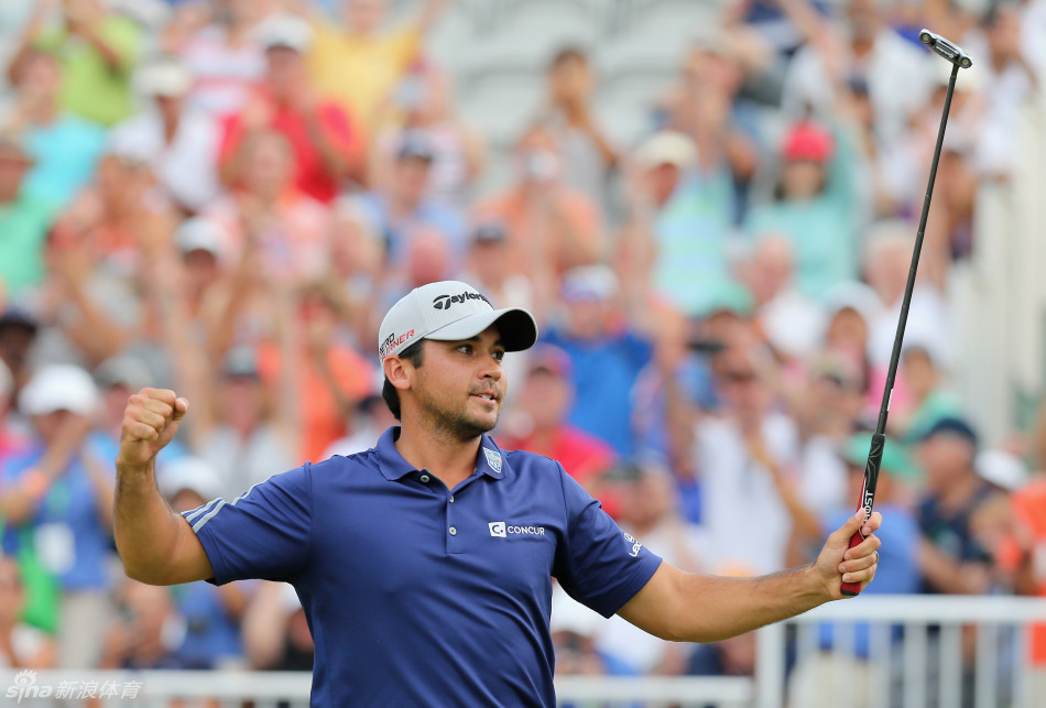 戴伊可爱的儿子达什兴奋地手拿沙扒，模仿爸爸在果岭上刮沙坑的动作，模样天真可爱