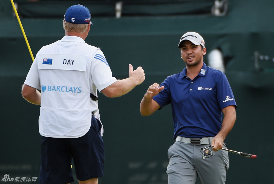 戴伊与妻子艾莉在果岭上甜蜜合影，两人脸上洋溢着幸福的笑容，奖杯在他们手中闪耀