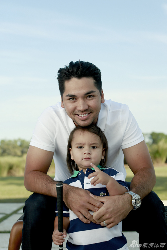 戴伊一家在草地上享受闲暇时光，欢声笑语荡漾在绿茵之上